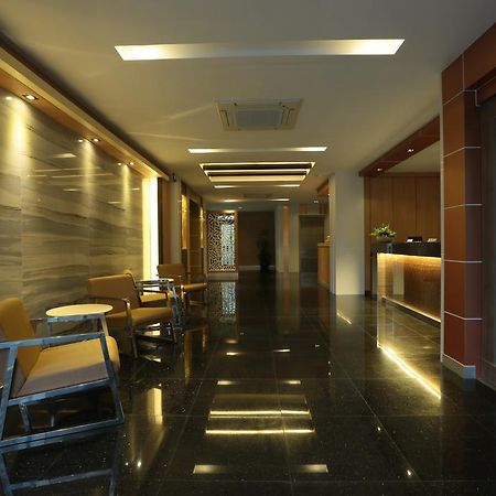 V Hotel Убонратчатхани Экстерьер фото