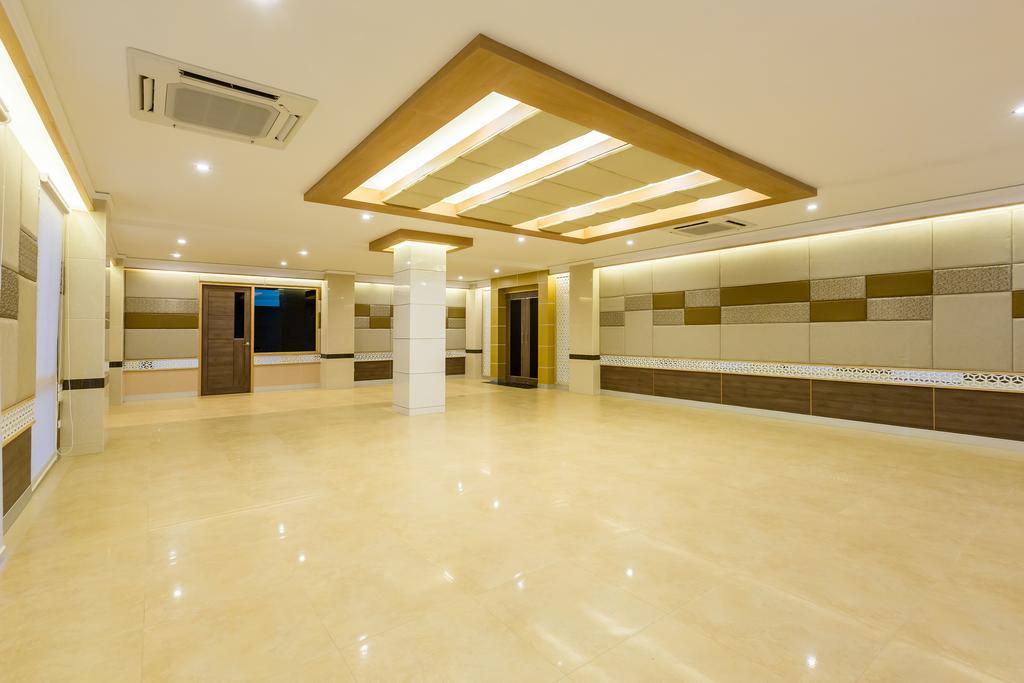 V Hotel Убонратчатхани Экстерьер фото