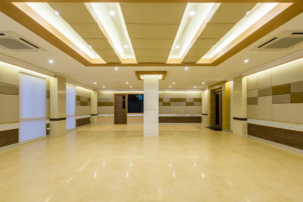 V Hotel Убонратчатхани Экстерьер фото