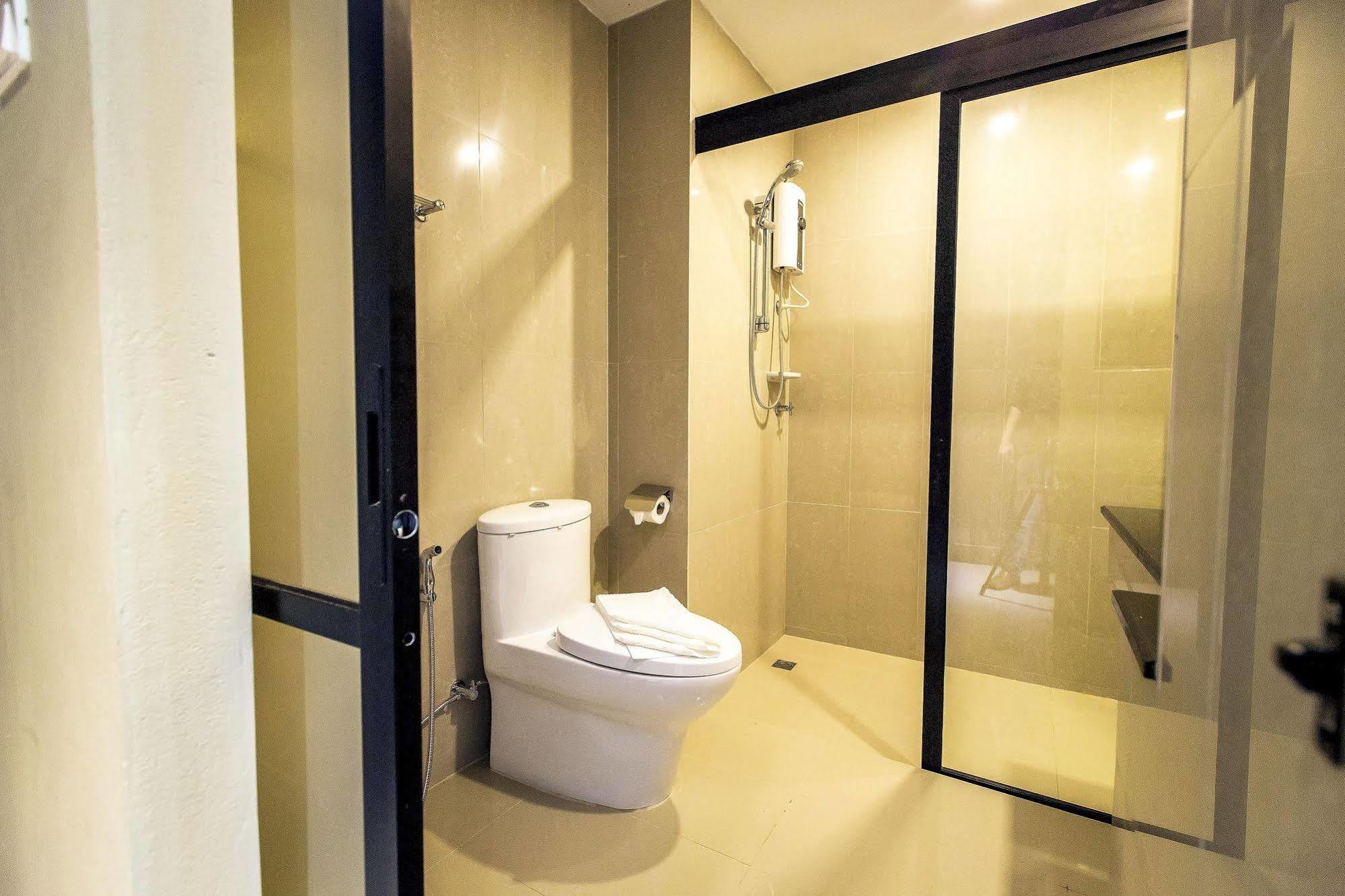 V Hotel Убонратчатхани Экстерьер фото
