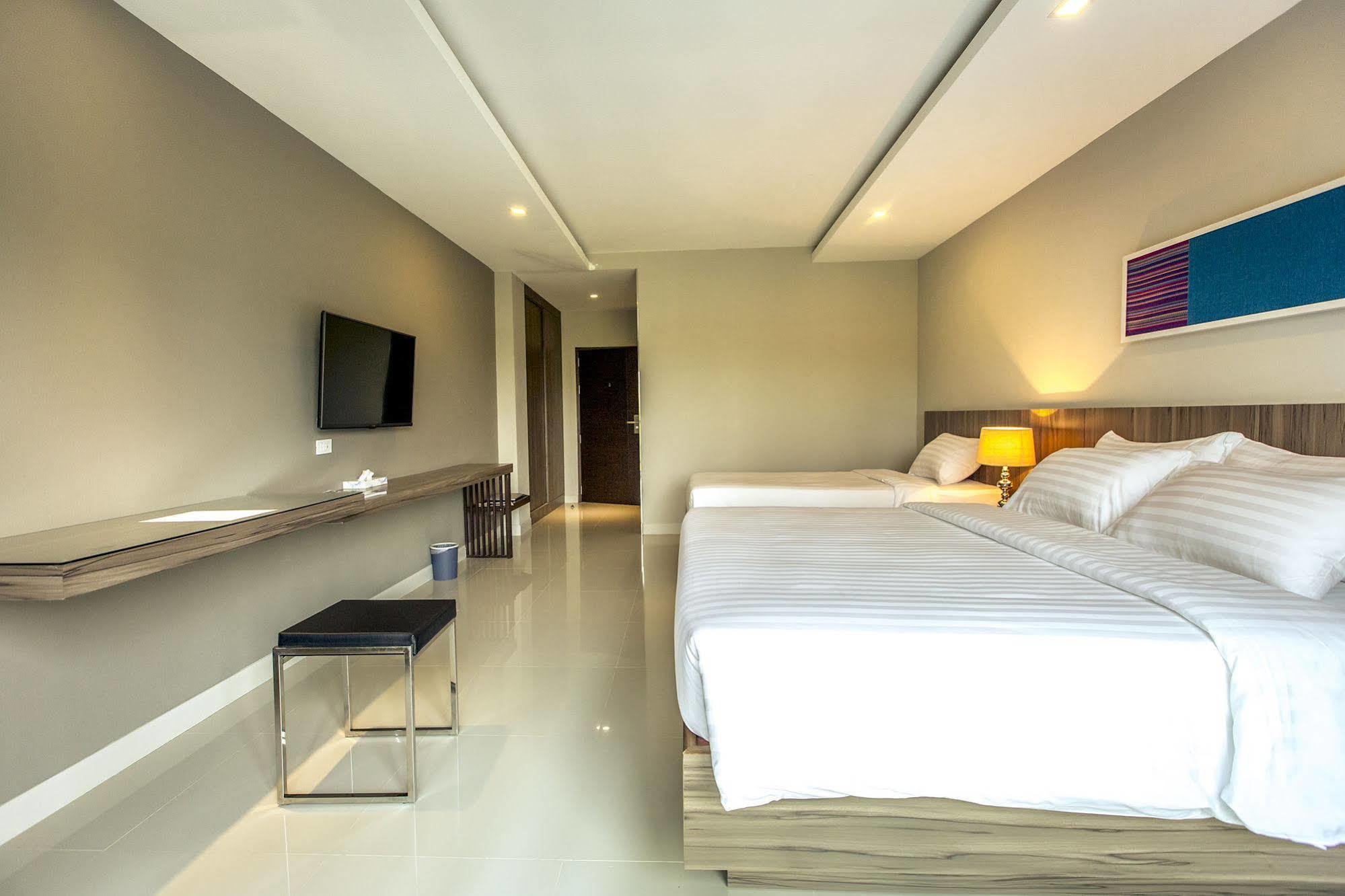 V Hotel Убонратчатхани Экстерьер фото