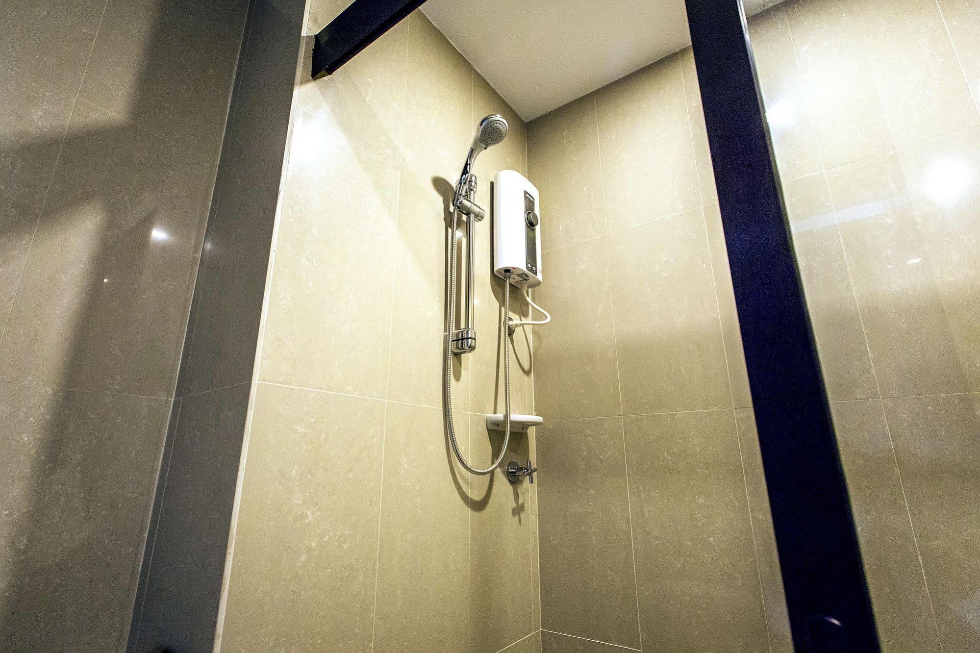 V Hotel Убонратчатхани Экстерьер фото